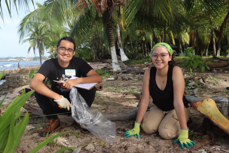 Voluntarios clasificando residuos en una jornada ambiental en la playa.